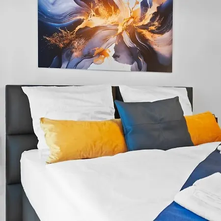 Luxus Im Zentrum Fuer 6 Personen Mit 3 Zimmern, Balkon, Parkplatz, Wlan Apartment Dresden