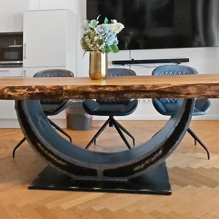 Apartment Luxus Im Zentrum Fuer 6 Personen Mit 3 Zimmern, Balkon, Parkplatz, Wlan Dresden