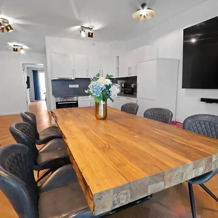 Luxus Im Zentrum Fuer 6 Personen Mit 3 Zimmern, Balkon, Parkplatz, Wlan *