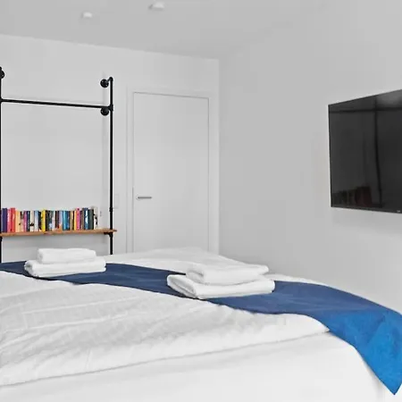 Luxus Im Zentrum Fuer 6 Personen Mit 3 Zimmern, Balkon, Parkplatz, Wlan