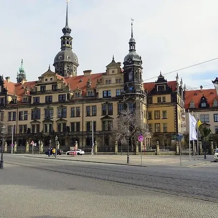 Apartment Luxus Im Zentrum Fuer 6 Personen Mit 3 Zimmern, Balkon, Parkplatz, Wlan Dresden