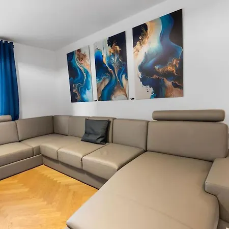 Luxus Im Zentrum Fuer 6 Personen Mit 3 Zimmern, Balkon, Parkplatz, Wlan *