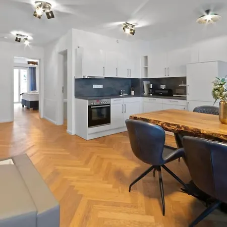 Apartment Luxus Im Zentrum Fuer 6 Personen Mit 3 Zimmern, Balkon, Parkplatz, Wlan