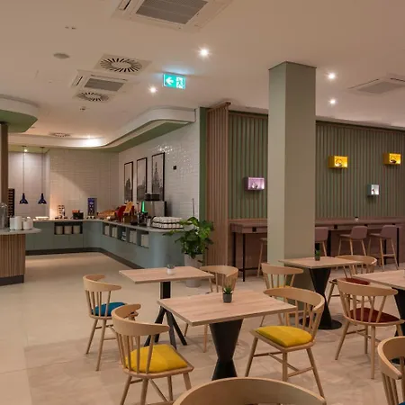 Hotel Hampton By Hilton Centre 3*