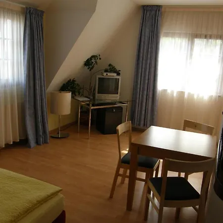 Guest house Zu Altpieschen 3*