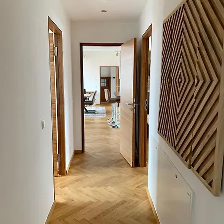 Modernes An Der Frauenkirche Ii Dresde