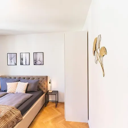 Apartment Tip! 120 Qm Direkt Am Neumarkt