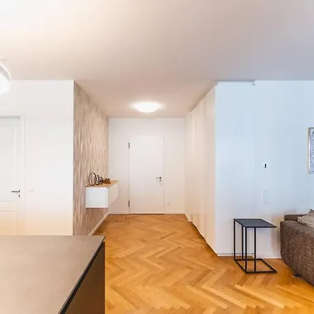 Tip! 120 Qm Direkt Am Neumarkt Apartment