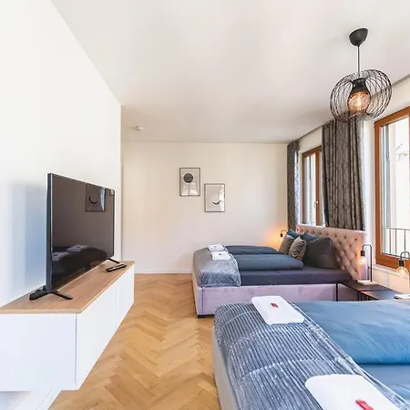 Tip! 120 Qm Direkt Am Neumarkt Apartment