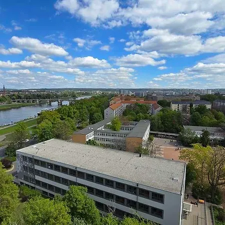Hotel Am Terrassenufer 4*