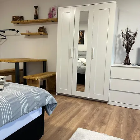 An Der Elbe Mit Balkon, Kueche Und Netflix * Dresden