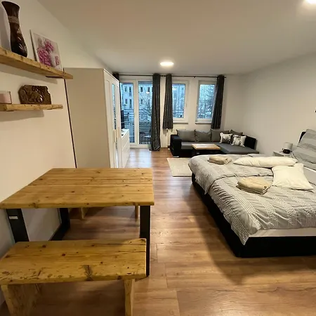 An Der Elbe Mit Balkon, Kueche Und Netflix Apartment