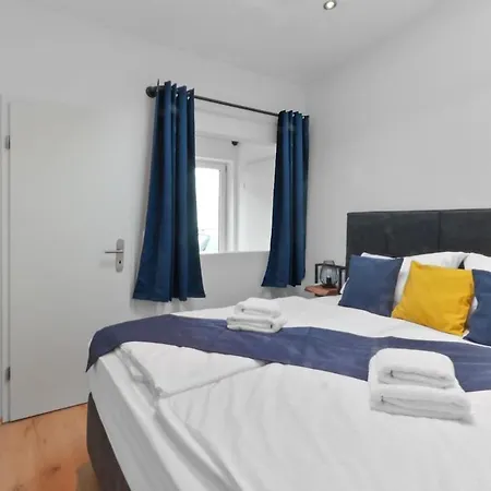 Exclusive Bungalow! 4 Rooms, 8 People, 2x Parking Apartment *