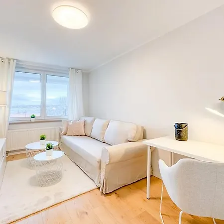 Neue 3-zimmer-wohnung - Hochwertig Moebliert, Zentral & Mit Balkon Dresden
