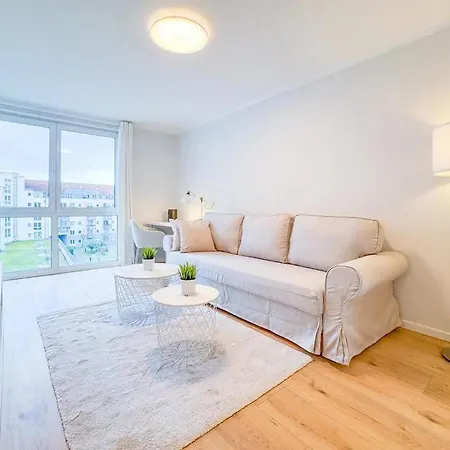 Neue 3-zimmer-wohnung - Hochwertig Moebliert, Zentral & Mit Balkon Apartment *