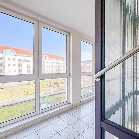 Neue 3-zimmer-wohnung - Hochwertig Moebliert, Zentral & Mit Balkon * Dresden