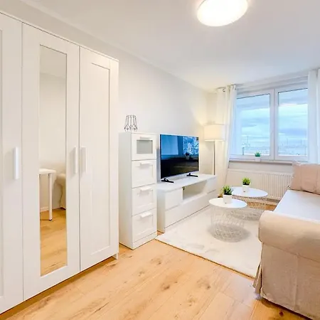 Apartment Neue 3-zimmer-wohnung - Hochwertig Moebliert, Zentral & Mit Balkon *