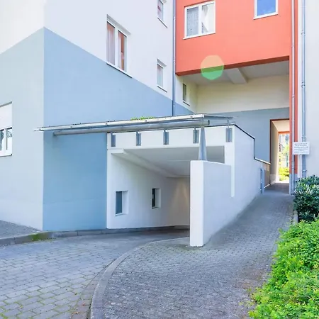 Neue 3-zimmer-wohnung - Hochwertig Moebliert, Zentral & Mit Balkon Apartment *