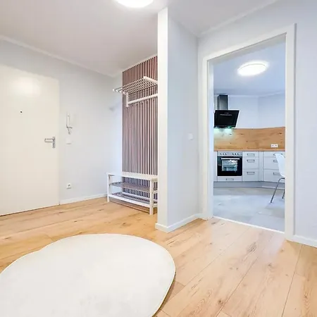 Neue 3-zimmer-wohnung - Hochwertig Moebliert, Zentral & Mit Balkon * Dresden