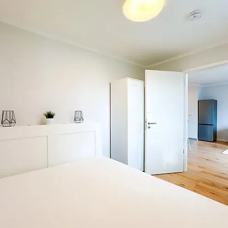 Neue 3-zimmer-wohnung - Hochwertig Moebliert, Zentral & Mit Balkon
