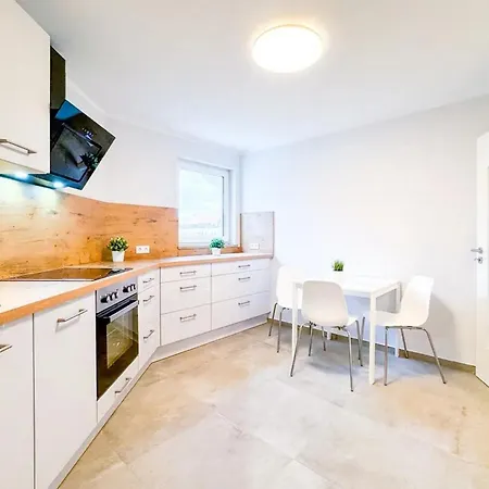 Neue 3-zimmer-wohnung - Hochwertig Moebliert, Zentral & Mit Balkon Apartment