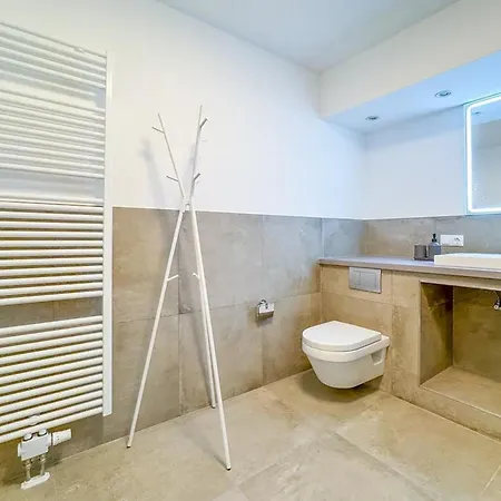 Neue 3-zimmer-wohnung - Hochwertig Moebliert, Zentral & Mit Balkon